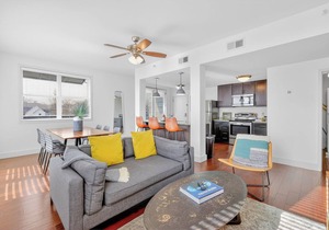 Chic Boutique Condo in Nashvilles coveted 12 South Neighborhood Coffee Shops, Restaurants, Bars and Boutiques, just steps away. Featuring plush linens , bath products and a balcony with free parking!