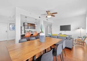 Chic Boutique Condo in Nashvilles coveted 12 South Neighborhood Coffee Shops, Restaurants, Bars and Boutiques, just steps away. Featuring plush linens , bath products and a balcony with free parking!