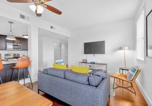 Chic Boutique Condo in Nashvilles coveted 12 South Neighborhood Coffee Shops, Restaurants, Bars and Boutiques, just steps away. Featuring plush linens , bath products and a balcony with free parking!