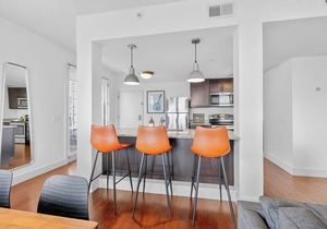Chic Boutique Condo in Nashvilles coveted 12 South Neighborhood Coffee Shops, Restaurants, Bars and Boutiques, just steps away. Featuring plush linens , bath products and a balcony with free parking!