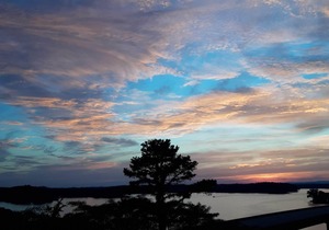 Lake Hamilton Penthouse! 2/2 Amazing Sunsets from your balcony or dock! Sleeps 6