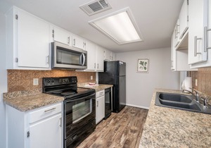 South Shore Updated 2 Bdrm! Gameroom/Hot tub! Mini-Golf! Lake View! Sleeps 8!