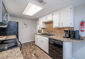 South Shore Updated 2 Bdrm! Gameroom/Hot tub! Mini-Golf! Lake View! Sleeps 8!