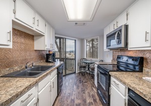 South Shore Updated 2 Bdrm! Gameroom/Hot tub! Mini-Golf! Lake View! Sleeps 8!