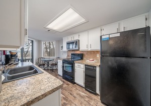 South Shore Updated 2 Bdrm! Gameroom/Hot tub! Mini-Golf! Lake View! Sleeps 8!