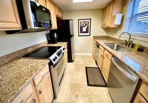 "The Sea Ray" 2 King Beds & Sofa Sleeper. Great Sunset Views! Free Boat Slip!
