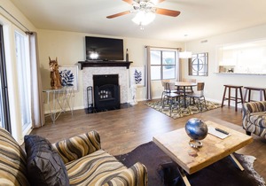 "The Veranda" Lake Hamilton Retreat for 6: Great sunsets and fireworks views!