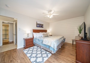 *WATER VIEW* Adorable 2 bedroom 2 bath condo with private boat slip and pool