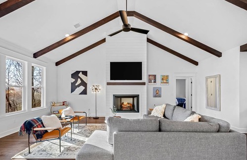 Bentonville House | 192 m² House ∙ 4 bedrooms ∙ 12 guests