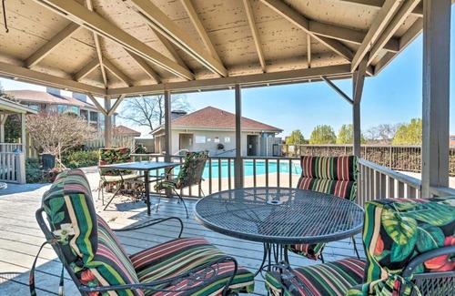 Lake Hamilton Apartment | Balcony, Pool and Hot Tub Cozy Condo in Arkansas!