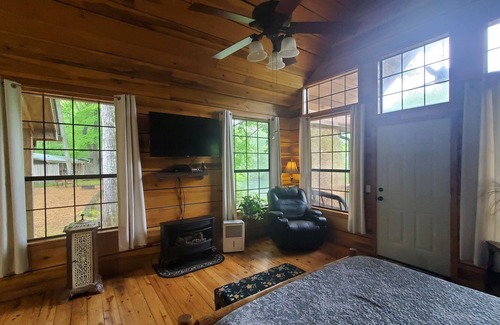 Heber Springs Cabin | Cozy River Front Cabin on the Little Red River