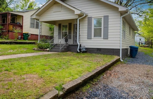 Capital View House | Freshly Renovated Cottage~"The Little Gray House"