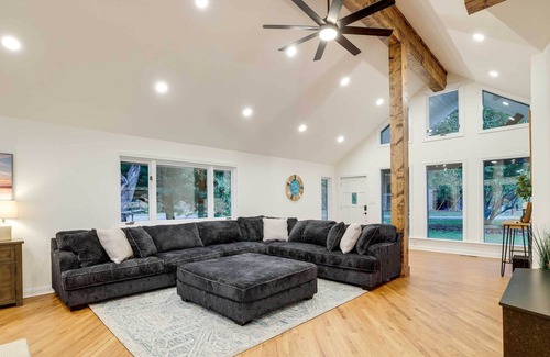 Lowell House | Lowell Retreat: Beaver Lake Access & Fire Pit!