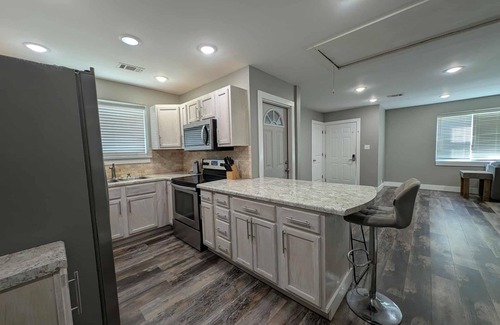 Jonesboro House | Main Street Lodge 2 mins to Downtown Jonesboro and St. Bernards