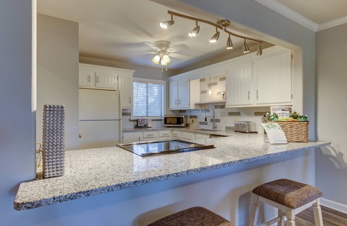 Lake Hamilton Condo | POOLSIDE Condo Perfect for a Family Getaway