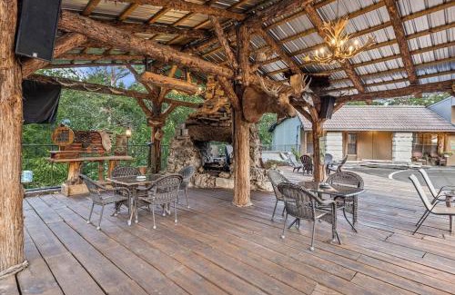 Eureka Springs Apartment | Stonegate Lodge Pool Fire Pits King BedFast WiFi 50in TV Room #209