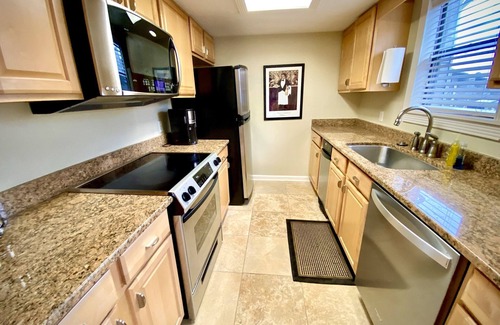 Lake Hamilton Condo | "The Sea Ray" 2 King Beds & Pickleball Court. Great Sunset Views with Boat Slip!