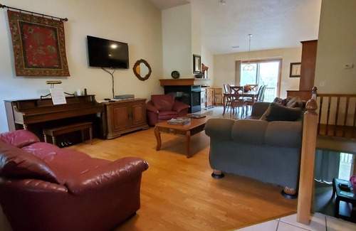 Holiday Island House | WALKING DISTANCE TO THE MARINA WITH HOT TUB