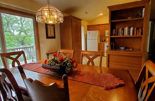 Holiday Island House | WALKING DISTANCE TO THE MARINA WITH HOT TUB