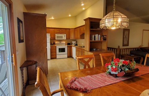 Holiday Island House | WALKING DISTANCE TO THE MARINA WITH HOT TUB
