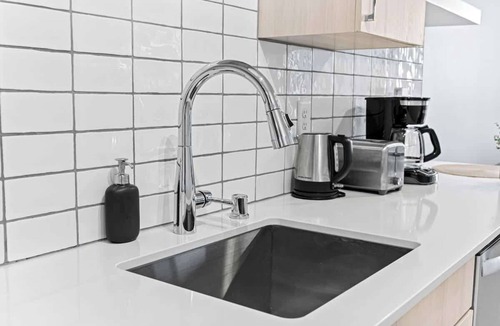 Uptown Apartment | 1 Bed |Balcony| Near Down town