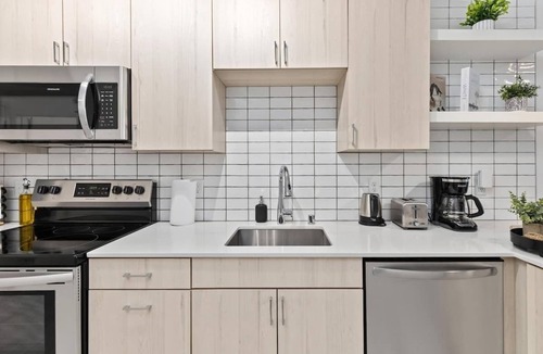 Uptown Apartment | 1 Bed |Balcony| Near Down town