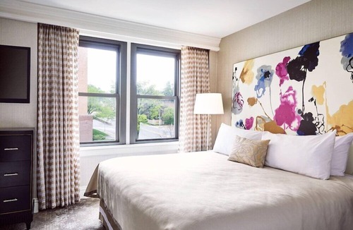 Country Club Plaza Area Hotel | 1-Bedroom Suite at a 4⭐️ Hotel
