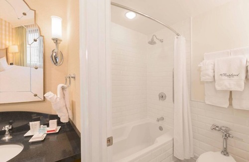 Country Club Plaza Area Hotel | 1-Bedroom Suite at a 4⭐️ Hotel