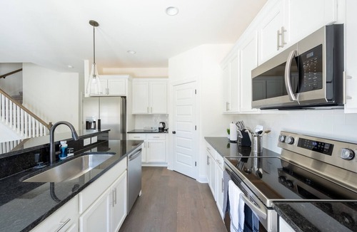 Lakewood Apartment | 1 King 2 Queens Garage Yard Washer Dryer