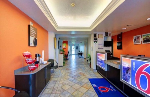 El Reno Apartment | 1 King Bed | Non-Smoking