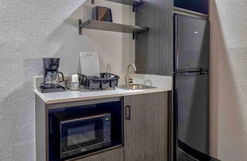 Little Rock Apartment | 1 King Bed | Non-Smoking, Kitchen