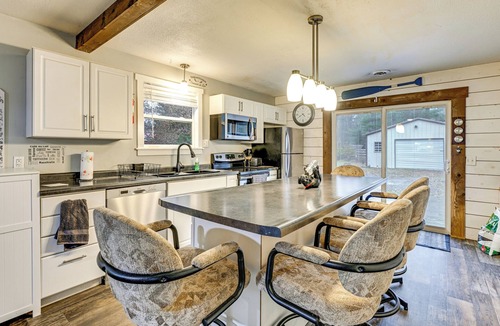 Hatfield House | 1 Mi to Lake Arbutus: Pet-Friendly Home w/Games