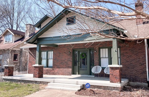 Historic Edgefield House | 1 Mile from Broadway ♫ 3BR+3BA+Bunkroom ♫King Bed♫Gated Yard♫Child Friendly