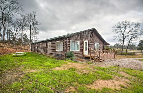 Royal House | 11 Mi to Lake Ouachita Family Cabin with Yard