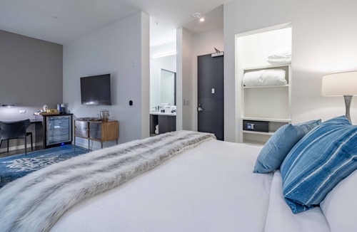 West End Hotel | 121 Hotel by AvantStay | Chic & Modern Superior Suite In Ideal Location!
