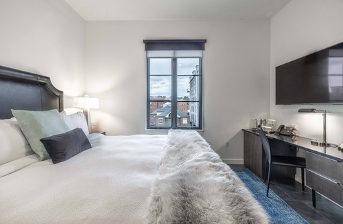 West End Hotel | 121 Hotel by AvantStay | Chic & Modern Deluxe Suite In Ideal Nashville Location!