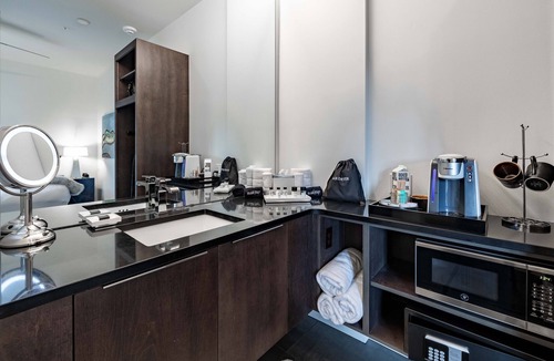 West End Hotel | 121 Hotel by AvantStay | Chic & Modern Deluxe Suite In Ideal Nashville Location!
