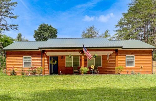 Newport House | 15 Mi to Pigeon River Rafting: Newly Built Cabin!