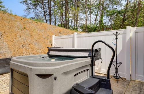 Newport House | 15 Mi to Pigeon River Rafting: Newly Built Cabin!