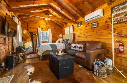 McArthur Cabin | 16mi from Hocking Hills, hot tub, Twin pond, bbq
