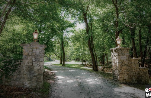 Eureka Springs House | ✰18Years > iconic Rock Haus Eureka < 2 persons=299. 4=379. 6=459.