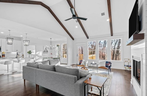 Bentonville House | 192 m² House ∙ 4 bedrooms ∙ 12 guests