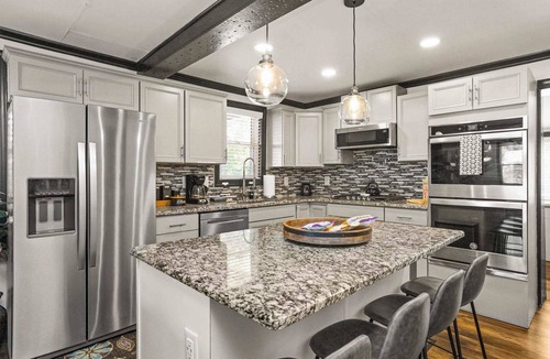 Inglewood House | 1940s Bungalow| Deck+Chef's Kitchen| Dog Friendly