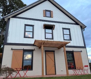 Jefferson City House | 1AN Luxury European Barndo FARM STAY Wedding Venue