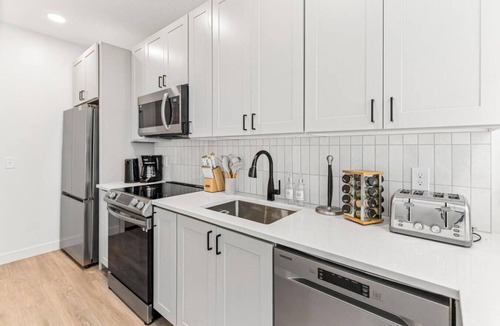 Kingfield Condo | 1BD King Retreat w Gym, Wi-Fi, Office & Mins to DT