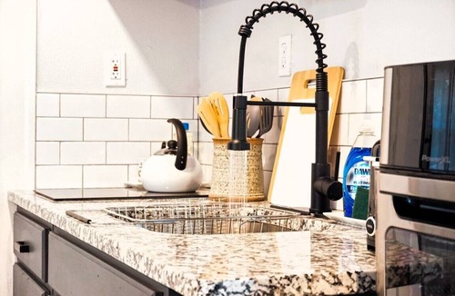 Central Oklahoma City Apartment | 1BR an 8-min commute to St. Anthony — built for nurses and medical travel #03D