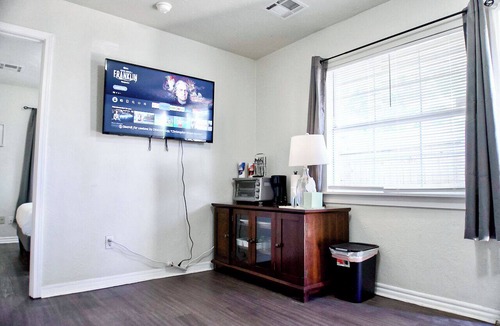 Central Oklahoma City Apartment | 1BR minutes from the OKC Zoo, Science Museum & Remington Park #TB