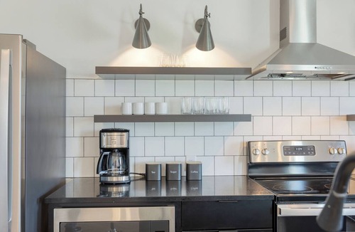 Historic Edgefield Hotel | 1BR Mural Suite + Full Kitchen | Mins to Five Points + Broadway | The Carter
