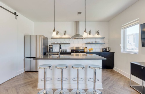 Historic Edgefield Hotel | 1BR Mural Suite + Full Kitchen | Mins to Five Points + Broadway | The Carter
