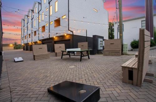 Eighth Avenue House | 2 Adjacent Gem Great for Big Groups 8th Ave S